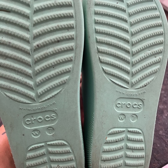 Women’s size 7 crocs - Picture 2 of 2
